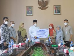 BUPATI SERAHKAN BANTUAN BPJS KETENAGA KERJAAN