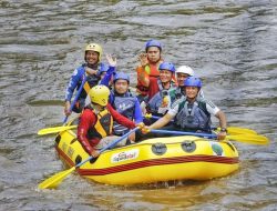 Wagub dan Wabup Taklukan Derasnya Sungai Alahan Panjang