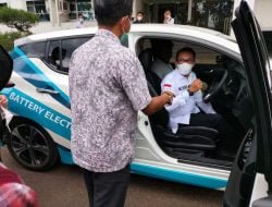 Eka Putra Test Mobil Listrik Keliling Kantor Bupati
