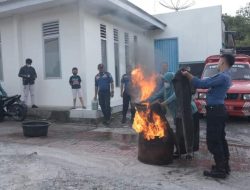 Damkar Beri Penyuluhan dan Simulasi Cara Padamkan Api