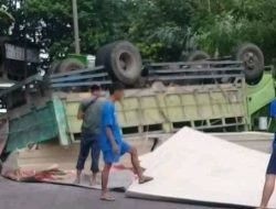 TRUK TERBALIK DI TASIK
