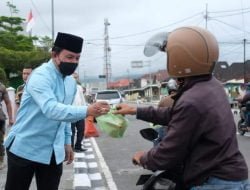 Wawako Asrul dan Keluarga Berbagi Takjil di Jumat Barokah