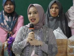 Dokter Dian Bagikan 60 Paket Pabukoan untuk Warga di DSPPKBPPPA