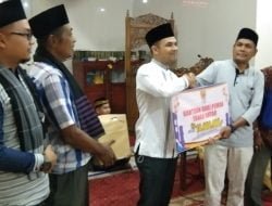 Tim VI Safari Ramadhan Menyerahkan Bantuan Rp.10,-Juta Untuk Mesjid Jamiul Amal