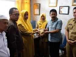 Wawako Asrul Salurkan Beasiswa Pendidikan Padang Panjang Cerdas