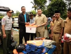Wako Fadly Amran Serahkan Bantuan  Korban Kebakaran