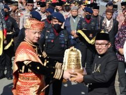 Melewakan Gelar Adat Irjen Pol Teddy Minahasa