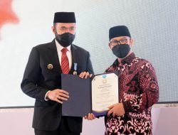 Satu-satunya Kepala Daerah dari Sumbar, Wako Fadly Amran Terima Anugerah Manggala Karya Kencana