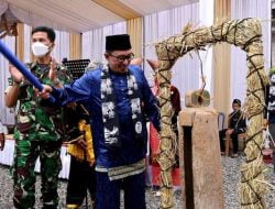 Bupati Eka Putra Pukul Tontong Berusia Ratusan Tahun