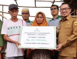 Korban Terdampak Angin Puting Beliung di Padang Ganting Terima Bantuan