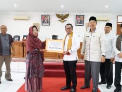 Bupati Eka Putra Berikan Bantuan 11 Kelompok P2L