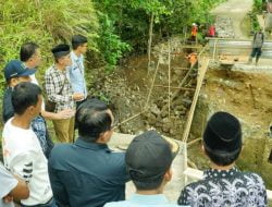 Bupati Eka Putra Tinjau Pembangunan Jembatan Sialahan