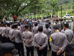 HMI Cabang Batusangkar Gelar Aksi ujuk Rasa di Depan Kantor DPRD