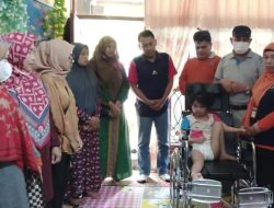 Pemko Melalui DSPPKBPPPA Serahkan Bantuan Kursi Roda