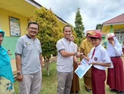 Camat Salimpaung Serahkan Kartu Identitas Anak