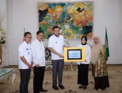 Wako Fadly Amran Berikan Bantuan Beasiswa CSR Bank Nagari