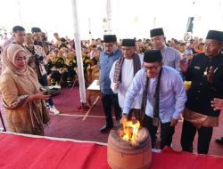 Bupati Eka Putra Menghidupkan Api Tungku Pangek Lapuak