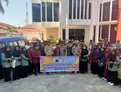 Polisi Ajak Mahasiswa Bagi-Bagi Sembako di Batusangkar