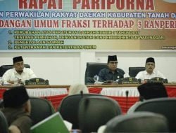 Wabup Tanah Datar Simak Penyampaian Pemandangan 8 Fraksi