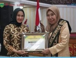 Perwosi Padang Panjang Terima Penghargaan Juara 1 Senam Kreasi se-Sumbar
