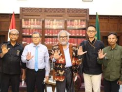 Arist Merdeka Sirait Mendatangi Pengadilan Tinggi Surabaya