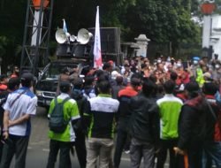 WALIKOTA TANGGAPI DEMO BURUH, NAIKKAN UMK CIMAHI