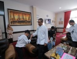 Pj.Wako Payakumbuh Serahkan Bantuan Bea Siswa Anak