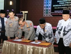 KAPOLDA DAN KETUA PGRI MELAKUKAN PENANDATANGANAN PEDOMAN KERJA