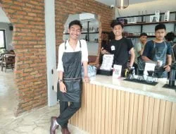 VINYL COFFEE SHOP TELAH HADIR DIKOTA PADANG DENGAN NUANSA ERA 90-AN