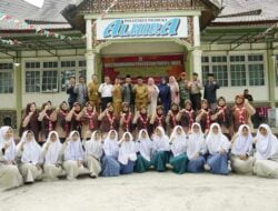 BUPATI EKA PUTRA PUJI PENAMPILAN SANTRI DAN SANTRIWATI