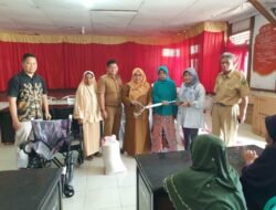 DINSOS KAB SOLOK SERAHKAN BANTUAN 253 PAKET UNTUK PMKS
