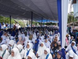 PULUHAN RIBU JAMAAH BKMT SE SUMBAR PADATI HALAMAN KANTOR BUPATI TANAH DATAR