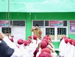 WABUP RICHI JADI PEMBINA UPACARA BENDERA DI MIS AL IKHLAS