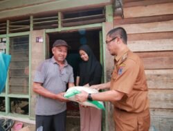 WAKO RIDA SERAHKAN DONASI GEBU DINAS PENDIDIKAN PADA WARGA MISKIN