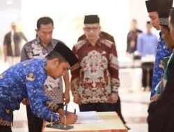 WAWAKO SOLOK SERAHKAN SK PENGANGKATAN PNS DI LINGKUP PEMKO