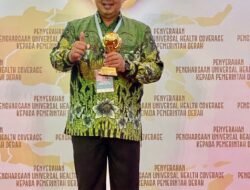 WAKO SOLOK TERIMA PENGHARGAAN UHC AWARD 2023