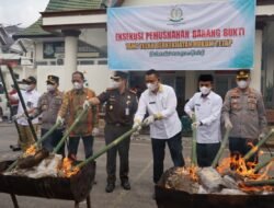 BUPATI SOLOK HADIRI PEMUSNAHAN BARANG BUKTI DI KEJAKSAAN NEGERI SOLOK