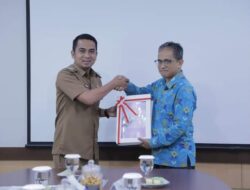 WAWAKO SOLOK BERSAMA KEPALA INSPEKTORAT DAN BKD SERAHKAN LKPD 2022 PADA BPK RI