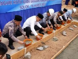 BUPATI SOLOK LETAKAN BATU PERTAMA PEMBANGUNAN MESJID H. ALIUS