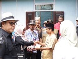 BUPATI SOLOK TINJAU DAN BERIKAN BANTUAN KORBAN KEBAKARAN