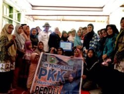 TP-PKK KABUPATEN SOLOK SERAHKAN BANTUAN UANG TUNAI DAN SEMBAKO