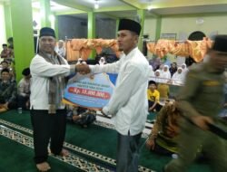 TIM VI SAFARI RAMADHAN MENYERAHKAN BANTUAN Rp.10,-JUTA UNTUK MESJID NURUL HIDAYAH