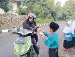 SISWA SDN 5 PPT BAGIKAN TAKJIL DI 2 LOKASI