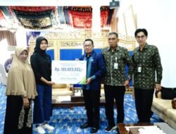BUPATI EKA PUTRA SERAHKAN RP.189,-JUTA SANTUNAN JAMINAN KEMATIAN