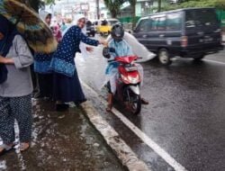 MESKI HUJAN, HIMPAUDI TETAP BAGIKAN 250 PAKET TAKJIL