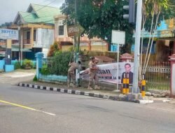 SUDAH KEDALUWARSA DAN SEMBARANG PASANG, SATPOL PP DAMKAR TERTIBKAN SPANDUK