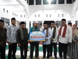 DIDAMPINGI KETUA DPRD, KAPOLRES, BUPATI EKA SAFARI RAMADHAN KE MESJID FATHUL BARRI