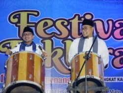 BUPATI DAN WAKIL BUPATI KUMANDANGKAN TAKBIR DILAPANGAN CINDUA MATO