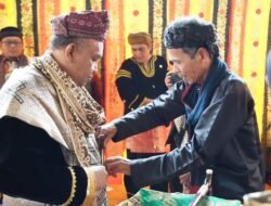 DISAKSIKAN BUPATI, WAMENAKER RI AFRIANSYAH NOOR DIPASANGKAN SALUAK DAN KERIS