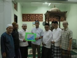 RIDA ANANDA SERAHKAN DANA HIBAH Rp.50,-JUTA BUAT MESJID ARAFAH